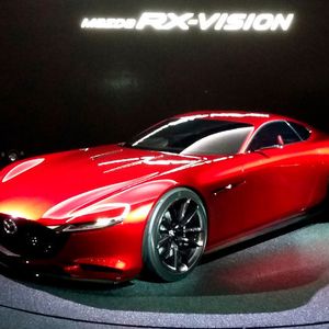 Eine sehr lange und flache Motorhaube fließt geschmeidig in ein kleines und kompaktes Greenhouse, was das Prinzip des Frontmotors mit Hinterradantrieb visuell unterstreichen soll.