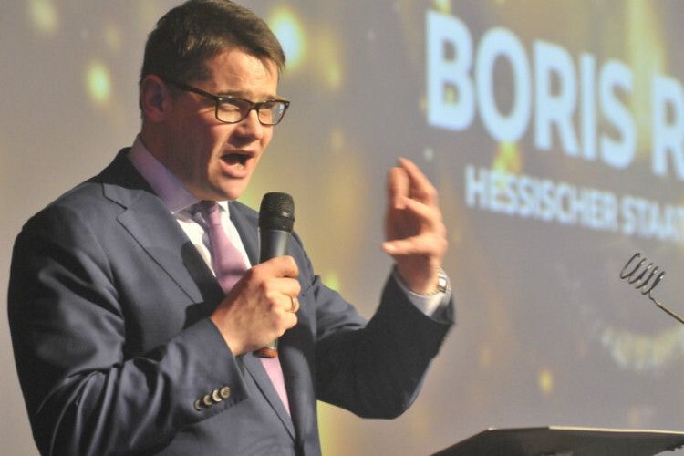 Boris Rhein, Hessischer Staatsminister für Wissenschaft und Kunst, lobte das Engagement von Auto-Schmitt und der Familie Karpinski bei der Ausbildung. (Foto: Zietz)