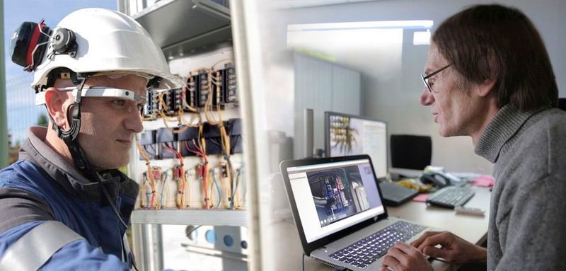 Vor allem dann, wenn der Vor-Ort-Mitarbeiter und der Experte sich an weit voneinander entfernten Locations befinden, ist der Einsatz des Xpert-Eye-Sets besonders praktisch.  (AMA)