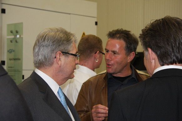 Jean-Pierre Wilmes (li.) im Gespräch mit Gästen während der Eröffnungsfeier. (Bilder: Böhm)