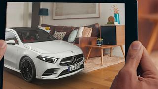 Mit der Mercedes-Car-App können sich Kunden ihr Wunschfahrzeug auf dem Smartphone oder Tablet individuell konfigurieren und detailgetreu anzeigen lassen – in der Umgebung ihrer Wahl. (Daimler AG)