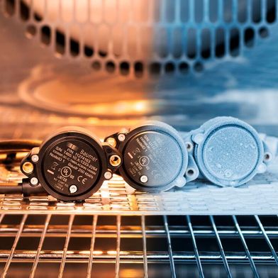 Im Innovationslabor in Frauenfeld durchlaufen Baumer Sensoren während der Entwicklung strenge Tests. Zunächst simuliert Baumer die Alterungseffekte der Sensoren, zum Beispiel durch Temperaturschocks (Bildmontage). Erst im Anschluss daran folgen die Dichtigkeitstests, um höchste Robustheit über die gesamte Lebensspanne zu gewährleisten. (Bild: Baumer)