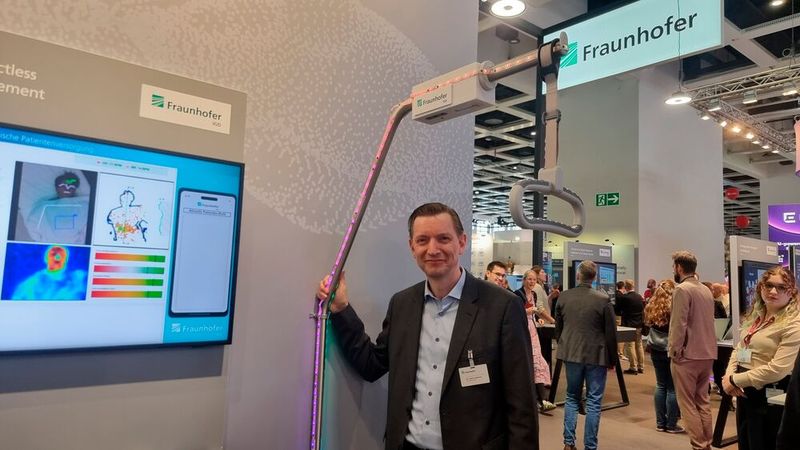 In einem Interview am Fraunhofer-Stand zeigte Dr. Mario Aehnelt vom Fraunhofer IGD eine neue Assistenztechnologie: die Carecam medical. (Bild: @ Serina Sonsalla)