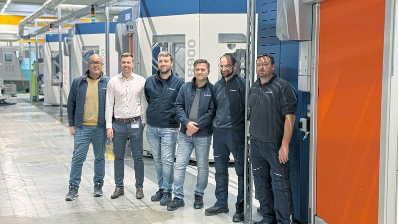 Stehen stellvertretend für das gesamte Projektteam (v. l. n. r.): Sokha Hem (Vertriebstechniker AT & DE Süd bei Gressel), Stefan Rothmeier (Aussendienstmitarbeiter bei Schunk), Markus Ziegler (Betriebsmittelkonstruktion), Vitali Schmidt (Abteilungsleiter), Martin Bollwein (Maschinenbediener) und Alexander Bien (Maschinenbediener). (Bild: Gressel)