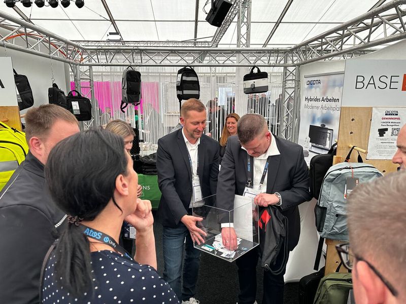 Danny Weber (l.) und sein Dicota Kollege verlosen Business-Rucksäcke. (Bild: Vogel IT-Medien)