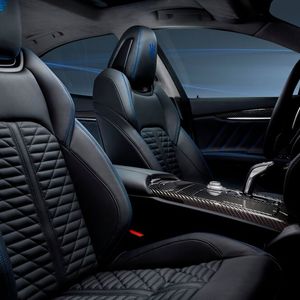 Im Innenraum stimmen blaue Ziernähte die Gäste auf den alternativen Antrieb ein.(Bild:  Maserati)