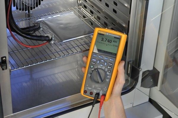 TÜV SÜD Batterietestzentrum Garching: Typische Spannung einer Lithium-Ionen-Zelle. Tests werden in Klimakammern bei verschiedenen Temperaturen und Ladezuständen durchgeführt.. (Bild: TÜV SÜD)