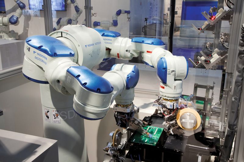 Das sogenannte Platinen-Masking wurde als Einsatzfall für den Yaskawa-Dual-Arm-Roboter auf der Automatica gezeigt. (Bild: Yaskawa)