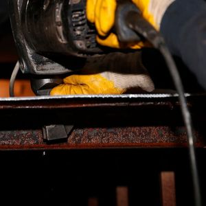 Die Jehle Technik GmbH setzt bei ihren Arbeiten auch auf den handgeführten Nibbler Trutool N700.(Bild:  Trumpf)