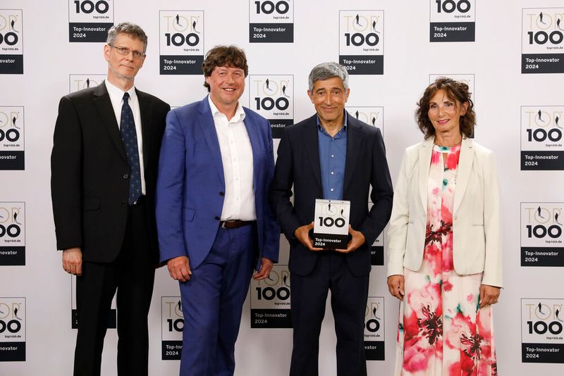 Die TES Electronic Solutions GmbH ist ein Spin-off des Technologiekonzerns Thales und beschäftigt sich alleinig mit der Forschung und Entwicklung von Mikroelektronik. Welche Ideen bei TES in Innovationsprojekte münden, entscheidet ein Technology-Management-Board. Das Fachgremium bewertet die Realisierungs- und Vermarktungschancen und entscheidet gemeinsam mit dem Management über die Verwirklichung und die Investitionsmittel. Im Bild: Joachim Hüpper (links, Manager Marketing), Jürgen Zeller (Geschäftsführer), Antonietta Zeller (Assistentin Geschäftsleitung). (Bild: KD Busch/compamedia)