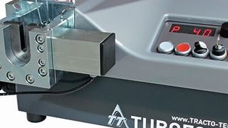 Neu im TT-Produktportfolio: Der Tuboform C für die fehlerfreie Schneidringvormontage und das prozesssichere Bördeln von Rohrenden. (Bild: Tracto-Technik)