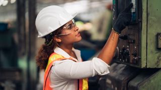 Industrielle Umgebungen sind vor Cyberkriminalität nicht sicher. Deswegen braucht die Operational Technology (OT) Lösungen, um Schwachstellen sichtbar zu machen und darauf zu reagieren. (Me studio – stock.adobe.com)