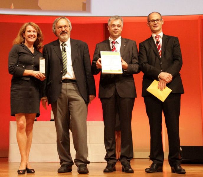 Stellvertretend für den 115-Verbund nahm die IT-Beauftragte des Landes Rheinland-Pfalz, Innenstaatssekretärin Heike Raab, den Preis am 1. Juli 2014 auf dem Zukunftskongress in Berlin entgegen. „Die Weiterentwicklung des Angebots der einheitlichen Behördenrufnummer 115 für Smartphones und Tablets soll der steigenden Mobilität der Menschen Rechnung tragen. Das Angebot steht zudem für eine bürgerfreundliche und transparente Verwaltung“, sagte Raab bei der Verleihung. (Foto: BMI)
