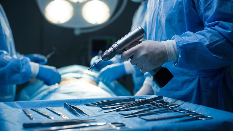 Elektrische Handwerkzeuge für chirurgische Eingriffe benötigen exakt auf die Anwendung ausgelegte Antriebe und Motorarchitekturen.(Bild:  © Taras Roshchuk – stock.adobe.com / KI-generiert)