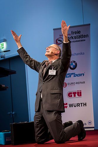 Voller Körpereinsatz von Keynote-Redner Friedrich Böllinger, der über die Zukunft der Kfz-Hauptuntersuchung im europäischen Vergleich erzählte. Nicht immer ganz ernsthaft und mit einem stets ironischen Unterton – dennoch höchst informativ. (Stefan Bausewein)