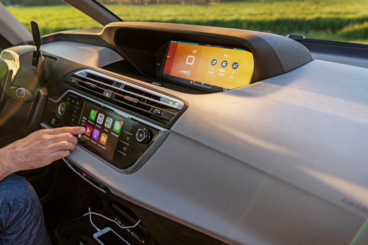 Modernisiert hat Citroën außerdem das Infotainment-System. Hier kommt eine neue vernetzte 3D-Navigation namens Connect Nav zum Einsatz. Zusammen mit einem neuen 7-Zoll-Touchscreen verspricht der Hersteller eine schnellere Reaktionszeit und vernetzte Dienste wie Echtzeit-Verkehrsinformationen bei der Routenführung. (Citroën)