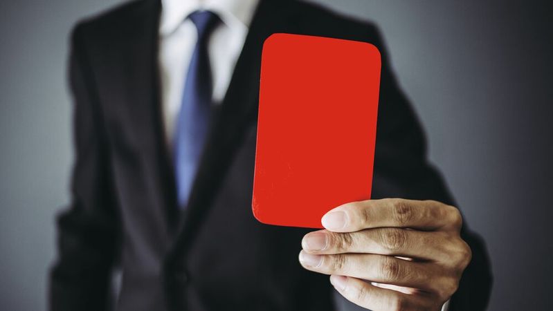 Vermeintliche Abmahn-Profis erhalten dank neuer Gesetzgebung die rote Karte.(Bild:  beeboys - adobe.stock.com)