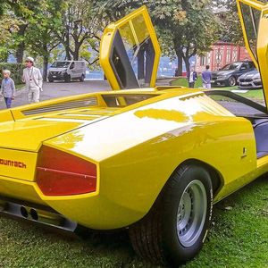 Das spätere Serienmodell LP400 besaß gegenüber dem LP500 massive Lufteinlässe für den Antrieb (in den Seitenteilen, auf den hinteren Kotflügeln und hinter den Türen). (Bild:  motor1.com)