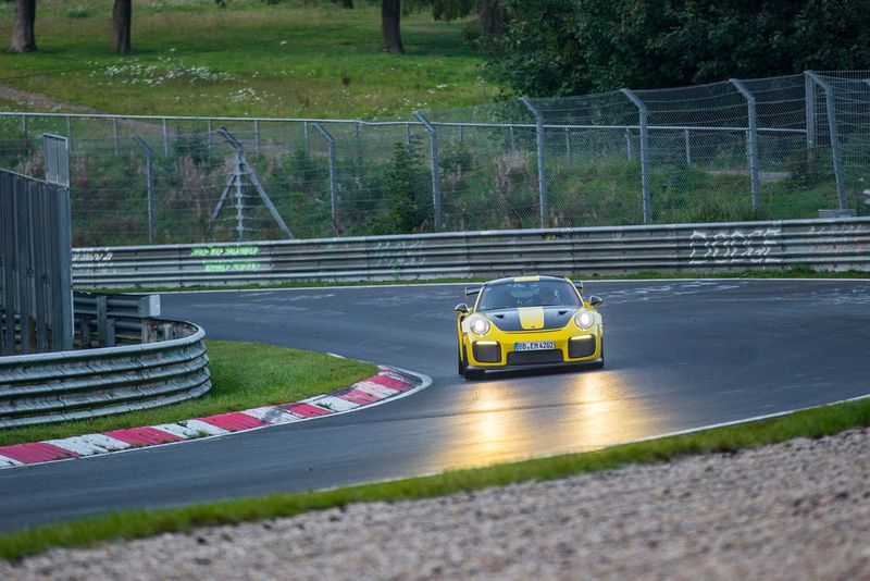 Der 515 kW/700 PS starke 911 GT2 RS schaffte die 20,6 Kilometer lange Strecke in 6.47,3 Minuten – und brauche damit fast fünf Sekunden weniger als der bisherige Rekordhalter, ein Lamborghini Huracan Perfomante. (Porsche/Right Light Media)