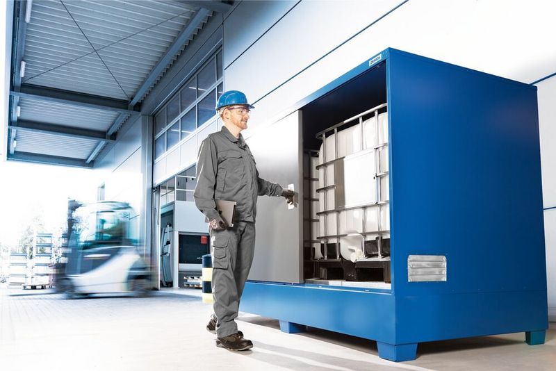 Bisher, erinnert Denios, konnten nur Kleingebinde und bis zu vier Fässer sicher in Depots gelagert werden. Die beiden neuen Denios-Gefahrstoffdepots aus Stahl haben jetzt Platz für ganze zwei 2 IBC. Hier ein Beispiel.  (Denios)