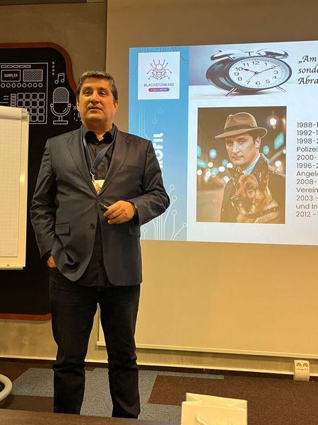 Cem Karakaya bei seinem amüsanten Vortrag zu Datenschutz, Cybersecurity und Cyber-Kriminalität. (Bild: Vogel IT-Medien)