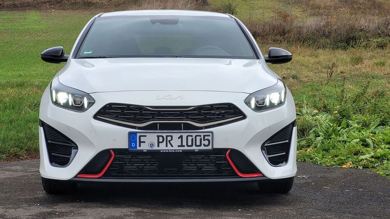 Veränderte Stoßfänger, ein größerer Lufteinlass und rote Zierelemente lassen den GT als Sportler erkennen. Auch bei der Bodenfreiheit wurden fünf Millimeter gespart. (Wehner/ Vogel Communications Group)