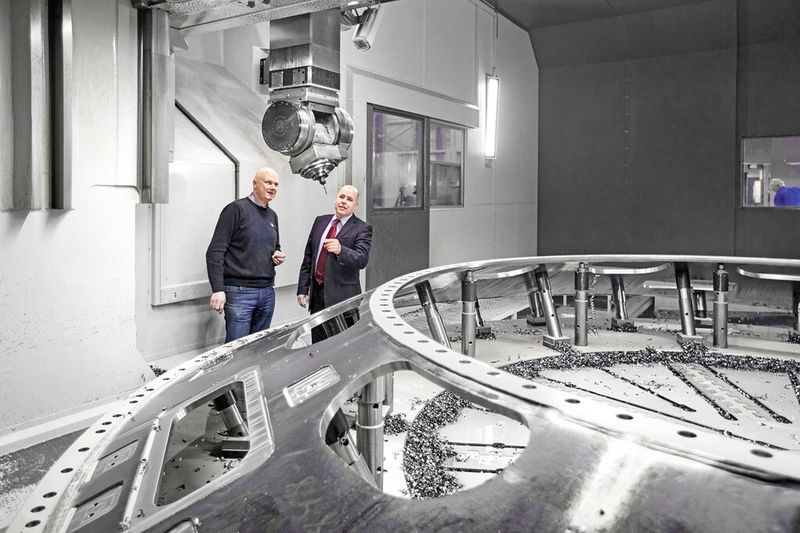 Hubert Erz, Verkaufsleiter der Dörries Scharmann Technologie GmbH (re.) im Gespräch mit Haco-Geschäftsführer Henning Albrechtsen. (Bild: Starrag/Ralf Baumgarten)