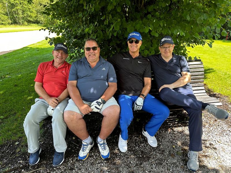 Wenn andere zu langsam vor einem Spielen, dann gönnen sich (v. l.) Helmut Siegert (TD Synnex), Alexander Schmitt (Data Care), Michael Stapfer (noris network) und Sören Konberg (Concat) eine Pause. (Bild: Vogel IT-Medien GmbH)