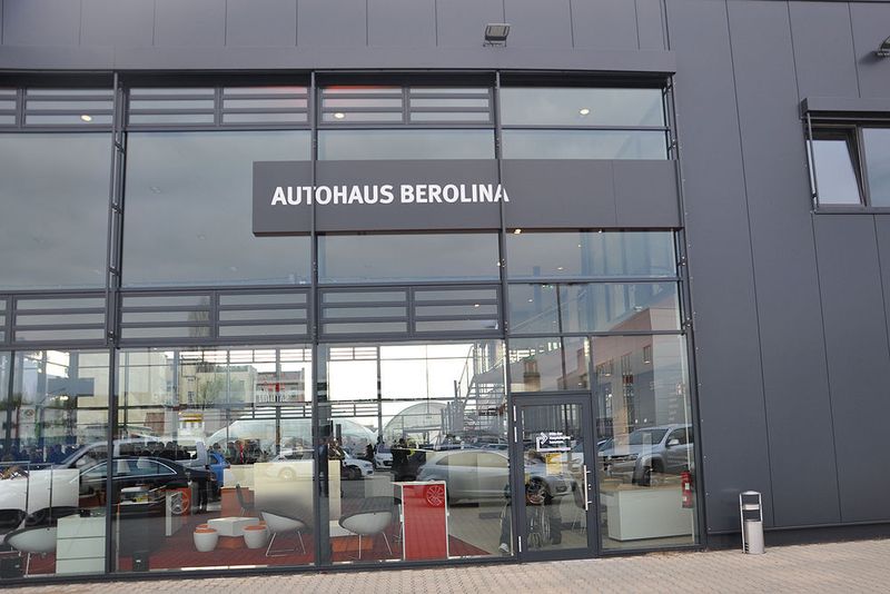 Der Standort Spandau verfügt über einen Showroom mit 712 Quadratmetern und Platz für 19 Fahrzeuge. (Foto: Grimm)