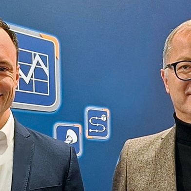 Benedikt Gundling (links), Produktmanager Digitale Produkte bei Grob, und Christian Erlinger (rechts), Geschäftsführer bei Coscom. „Das Besondere an unserer Kooperation ist, dass wir unsere Kernkompetenzen bündeln und so ideale Lösungen für unsere gemeinsamen Kunden schaffen“, erzählt Gundling. (Bild: Coscom)