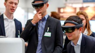 „Nur die Erfahrung zählt“, ist besonders im Fall der Erweiterten Realität ein richtiger Satz. Die Nutzer sind immer wieder vom AR-Erlebnis eingenommen, um nicht zu sagen begeistert. Im Bild die Reaktionen der Visualisierung des Innenlebens des Hydraulikaggregates Cytropac von Bosch Rexroth. (PTC)