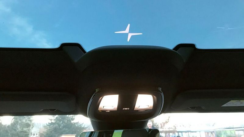 5. Das Markenzeichen (Teil 2): Der Polarstern findet sich im Innenraum an ungewöhnlicher Stelle wieder: Er wird an das Panoramadach projiziert. Coole Idee. (Rosenow/»kfz-betrieb«)