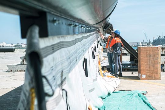 Mit angehängten Planen soll die Barriere auch unter der Wasseroberfläche Plastikpartikel aufstauen.(Bild:  The Ocean Cleanup)