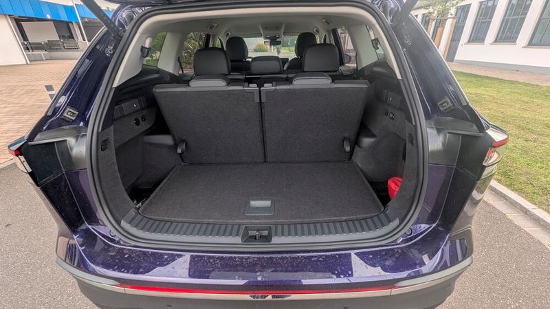 10. Der Kofferraum:  Das Gepäckraumvolumen ist üppig mit 885 Litern. Klappt man die zweite Sitzreihe um, wächst das Volumen auf über 2.000 Liter. Praktisch beim Beladen ist die fast ebene Ladefläche. (Bild: Mauritz – VCG)
