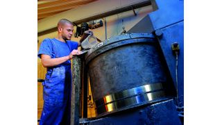 Weber produzierte im Jahr etwa 80 t Dichtungsmasse, die sich auf circa 100.000 Kartuschen verteilt. Produkte mit vergleichbaren Eigenschaften gebe es bislang nicht. Die Dichtungsmasse wird außer zum Abdichten von Fugen und Befestigen von Türen besonders zur Abdichtung von Rauchgasrohren und zur Brennkammerauskleidung geschätzt. (Bild: Weber)