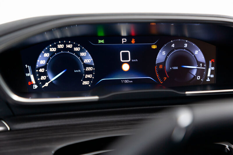 Statt Analoguhren gibt es das digitale i-Cockpit von Peugeot, das vom Fahrer je nach Laune gestaltet werden kann. (Peugeot)