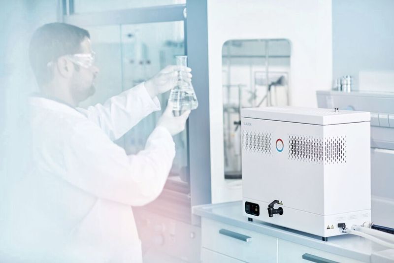 Abb.3: Puridest Destillierapparate kommen u.a. bei der Herstellung von Desinfektionsmittel zum Einsatz und sind ab sofort verfügbar. (Bild: Lauda)