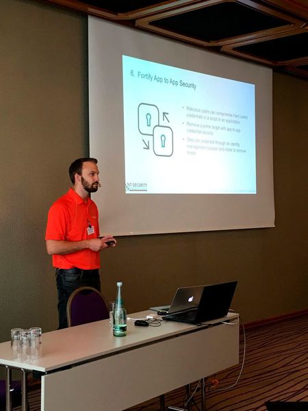 Wie sichert man privilegierte Konten und Systeme wirksam ab? Roland Schäfer, Senior Solutions Engineer von Bomgar  klärt auf. (Vogel IT-Akademie)