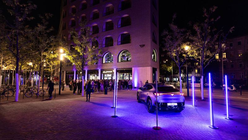 Für die Eröffnung war die Lokalität besonders in Szene gesetzt. (Bild: Seat Deutschland)