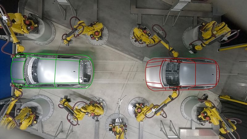 Die integrierte 6D-Offsetkorrektur kompensiert Lage- und Positionstoleranzen der Karosserie automatisch. Dazu werden geometrische Merkmale erfasst, daraus die Lage im Raum berechnet und die Verfahrwege der Sensoren angepasst. (Bild: Micro-Epsilon Messtechnik GmbH & Co. KG)