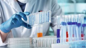 In der pharmazeutischen und biotechnologischen Produktion ist Handarbeit aus Hygiene- und Sicherheitsgründen unerwünscht. (Bild:  Adobe Stock/angellodeco)