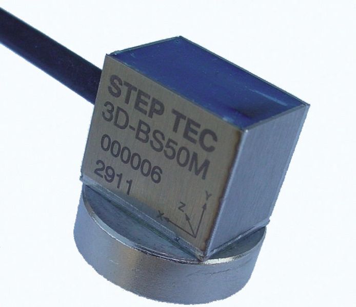 Bild 2: Der 3D-Magnethaftsensor zur Vibrations- und Kollisionserfassung haftet auf jeder ebenen Maschinenfläche.  (Bild: Step-Tec)