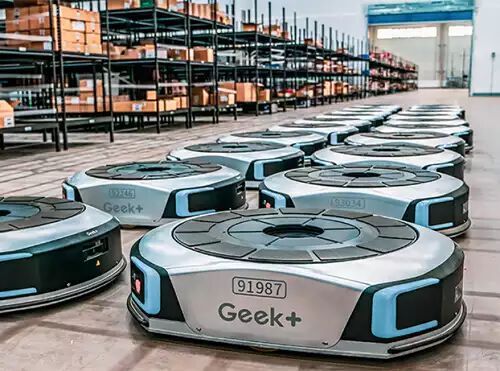 Mit fast 100 autonomen mobilen Robotern (AMR) von Geekplus hat sich Dr. Max, Europas größtes Apothekenunternehmen, den erfolgreichen Weg ins weitere Wachstum gebahnt (die hier gezeigten AMR sind als Beispiele zu versehen, wie so etwas aussieht).