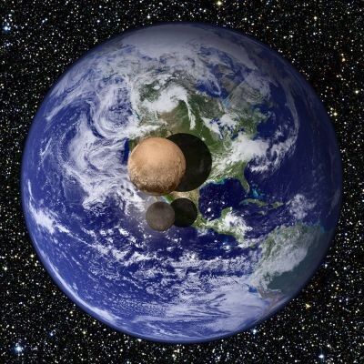 Erde, Pluto und Charon im Vergleich: Pluto hat einen Durchmesser von 2.370 Kilometern, dies entspricht 18.5 Prozent des Durchmessers der Erde. Charon misst 1.208 Kilometer und damit knapp zehnmal weniger als die Erde. (Bild: NASA)