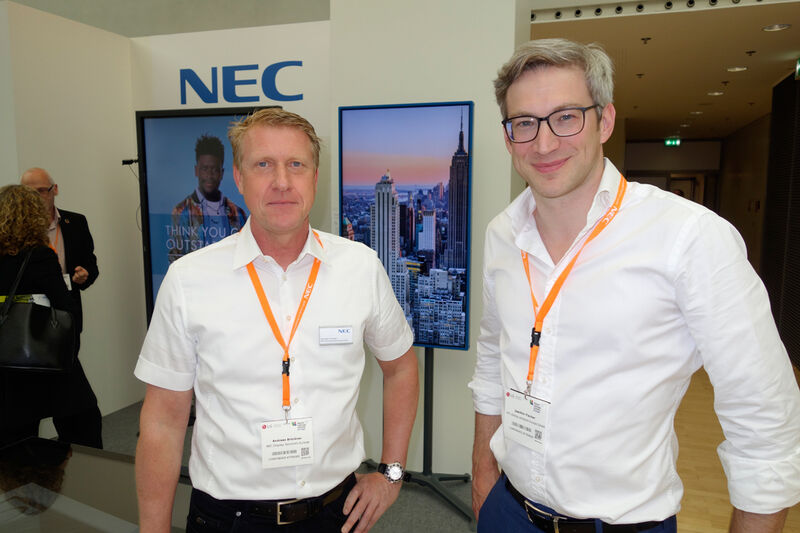 Men in white, (l.) Andreas Brückner und Joachim Fischer, NEC, die Zwei machen überall eine gute Figur. (Bild: IT-BUSINESS)