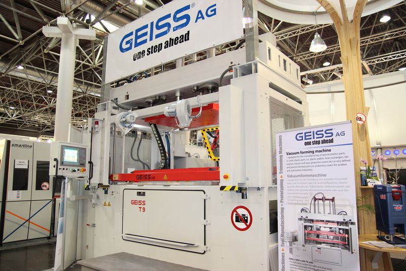 Ein anderes Highlight war diese Vakuumformmaschine Geiss T9, die mit Werkzeugschnellspannern, automatisch und stufenlos verstellbarem Spannrahmen sowie Fensterplatte, speziell für die Herstellung von Kunststoffpaletten, Wärmetauscher, Bioreaktoren sowie für Komponenten der Automobil- und Flugzeugbranche ausgelegt ist. Auch Twin-Sheet-Teile können auf der T9 gefertigt werden. (Bild: Königsreuther)