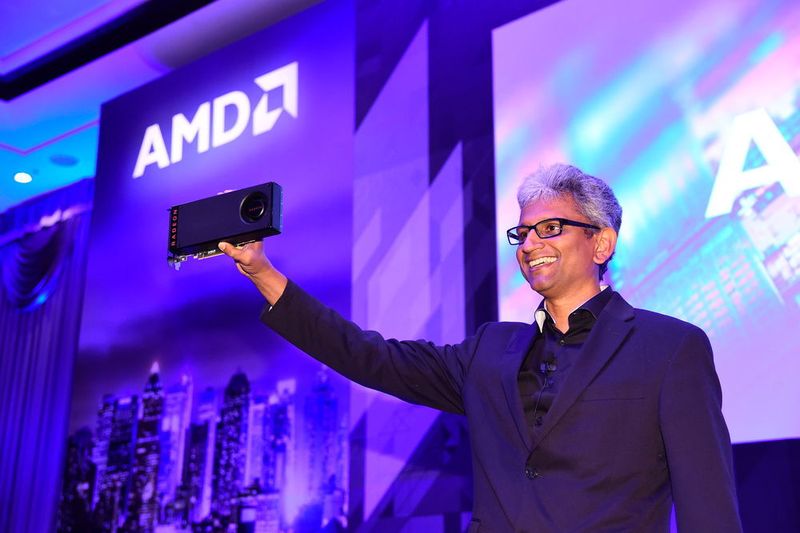 Raja Koduri, Senior Vice President der Radeon Technologies Group zeigt die Radeon RX 480. (AMD)