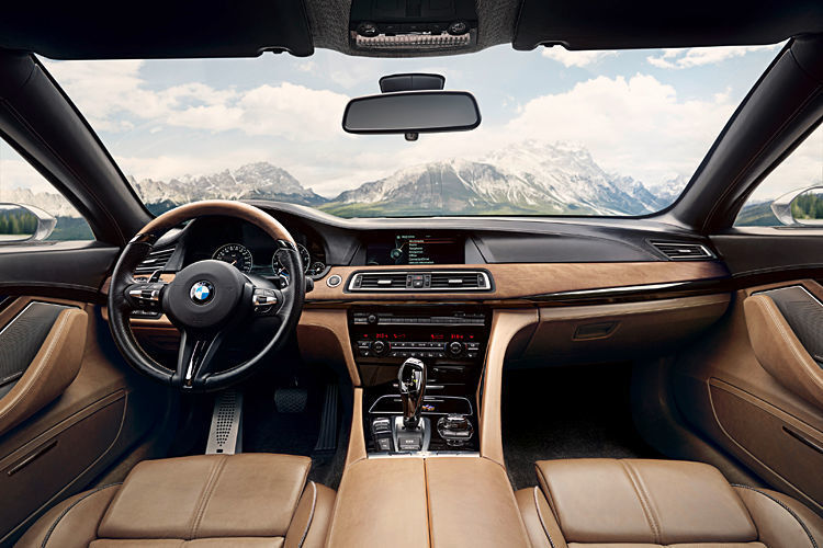 Die fließende Grundgeometrie der BMW Interieurgestaltung erhält durch den Einfluss von Pininfarina eine individuelle Anmutung. (BMW)