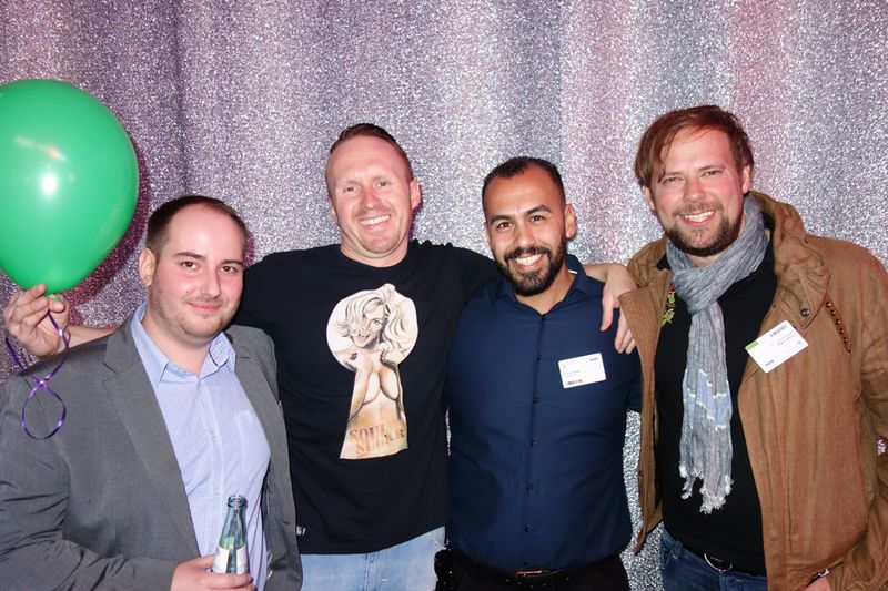 Partylaune bei (v. l.) Sven Weicker, MSI, Pascal Papilion, ZEMA-IT, Emrah Celik, BUILT, und Florian Löbig, MSI (Bild: IT-BUSINESS)