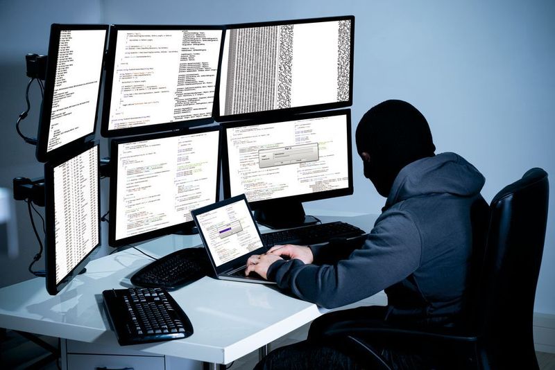 Je mehr vernetzte Medizingeräte und WLAN-Schnittstellen es im Gesundheitswesen gibt, desto mehr Angriffsflächen bieten sich den potentiellen Cyber-Angreifern. (Andrey Popov / Fotolia)